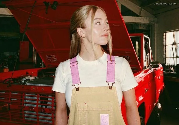 Sydney Sweeney photo 17 of 12007