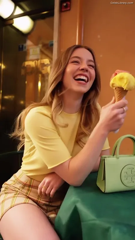 Sydney Sweeney photo 12 of 12007