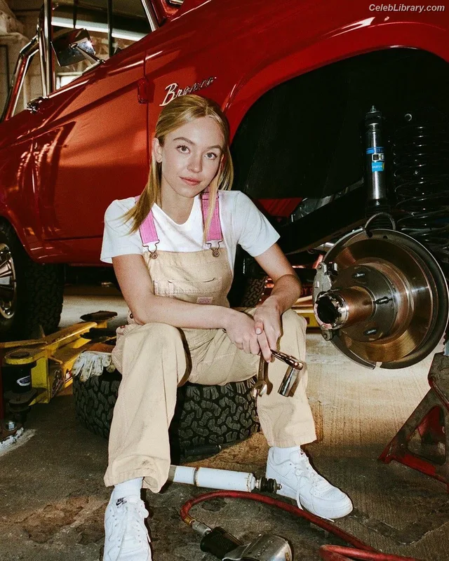 Sydney Sweeney photo 3 of 12007