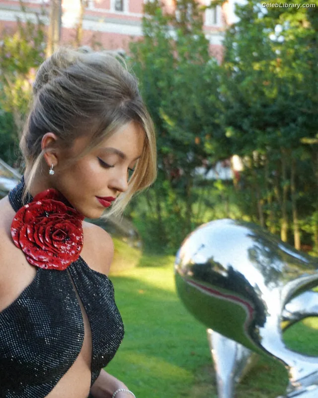 Sydney Sweeney photo 17 of 12007