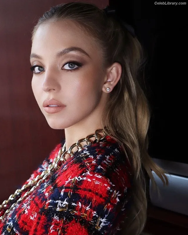 Sydney Sweeney photo 24 of 12007