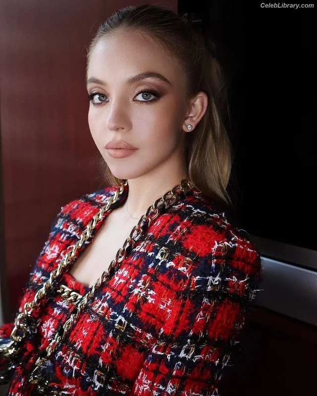 Sydney Sweeney photo 1 of 12007