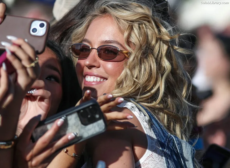 Sydney Sweeney photo 6 of 12007