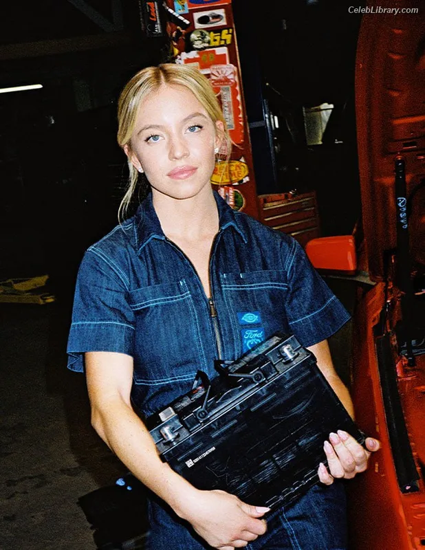 Sydney Sweeney photo 15 of 12007