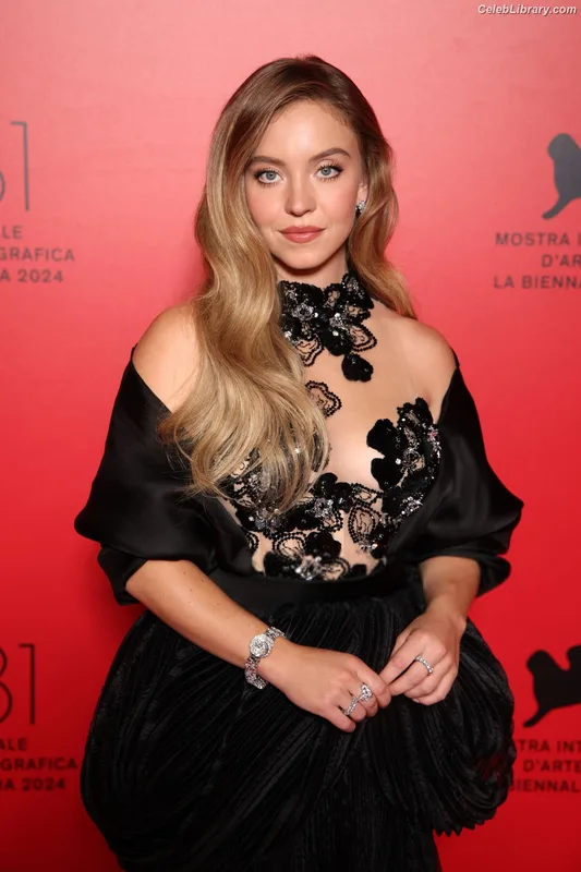 Sydney Sweeney photo 2 of 12007
