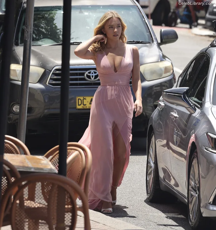 Sydney Sweeney photo 7 of 12007