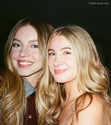 Sydney Sweeney photo 11 of 12007