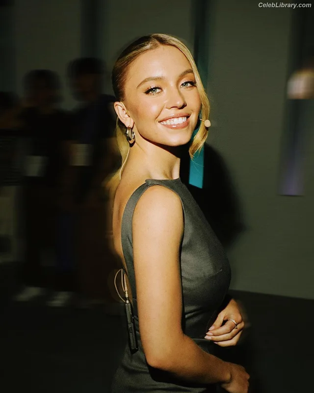 Sydney Sweeney photo 19 of 12007