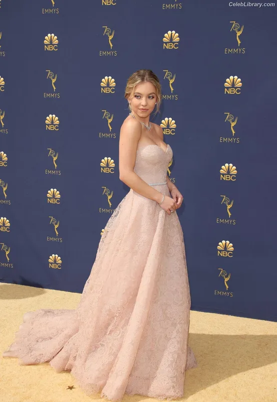 Sydney Sweeney photo 13 of 12007