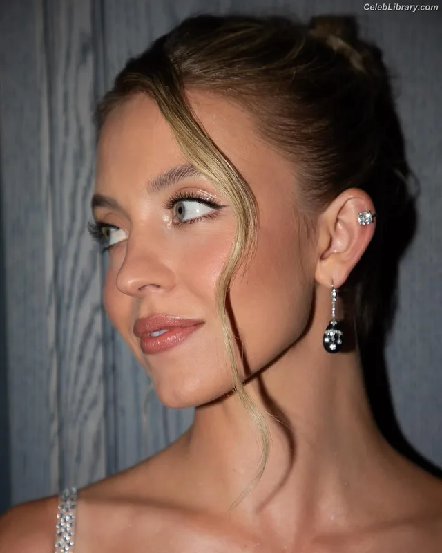 Sydney Sweeney photo 7 of 12007