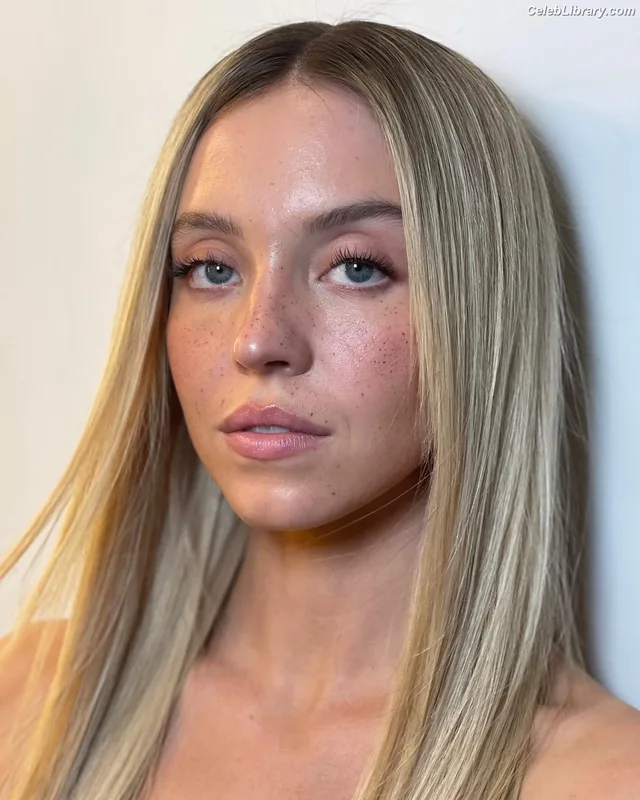 Sydney Sweeney photo 15 of 12007