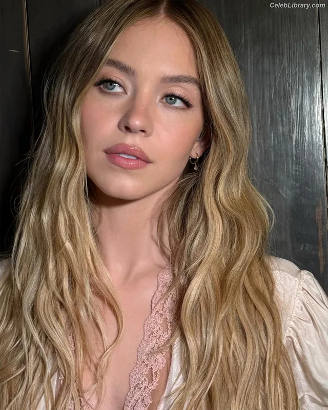 Sydney Sweeney photo 8 of 12007