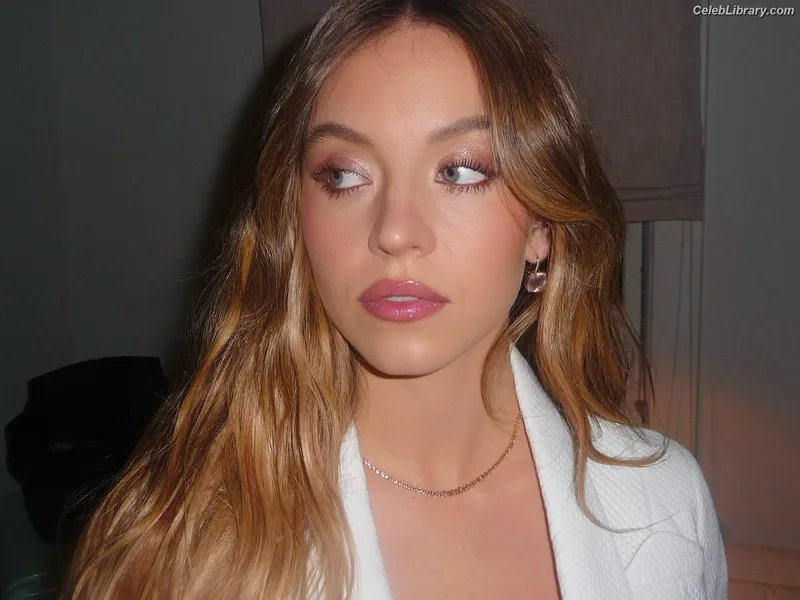 Sydney Sweeney photo 21 of 12007
