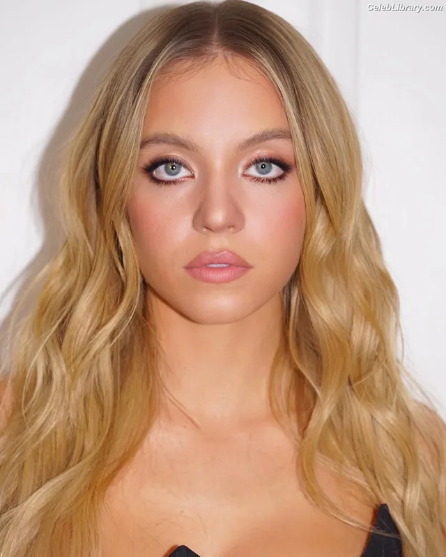 Sydney Sweeney photo 12 of 12007