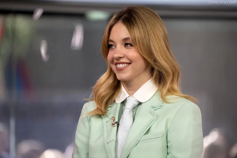 Sydney Sweeney photo 12 of 12007