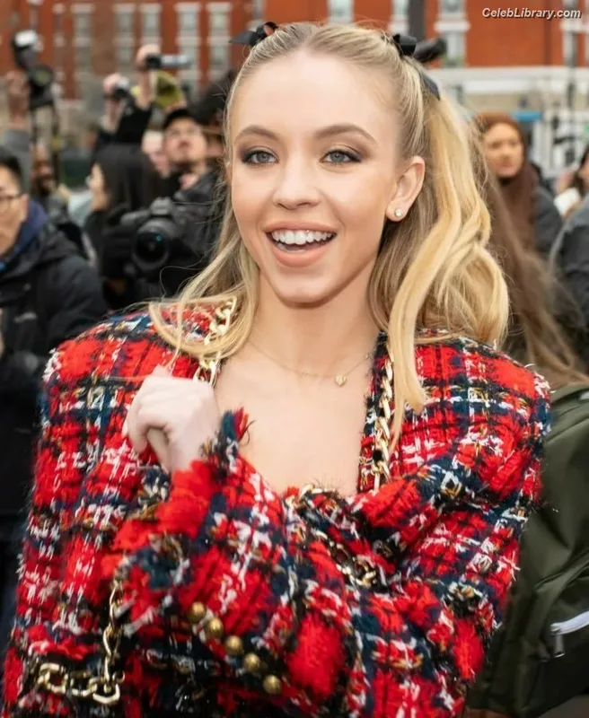Sydney Sweeney photo 20 of 12007