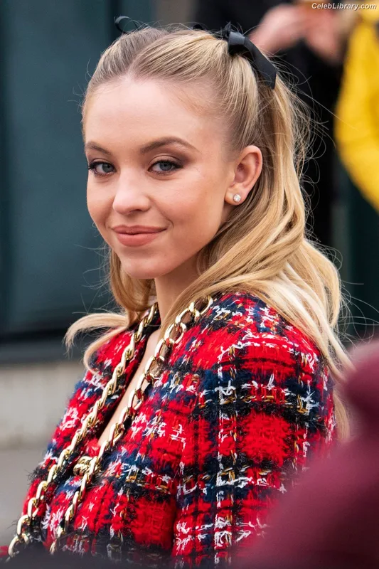 Sydney Sweeney photo 2 of 12007