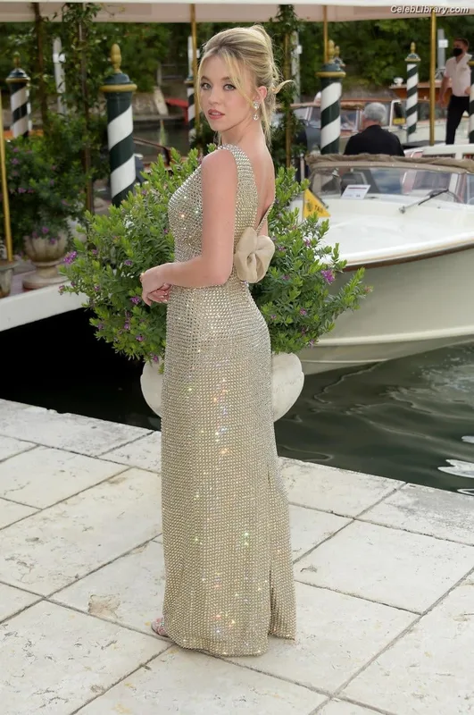 Sydney Sweeney photo 21 of 12007