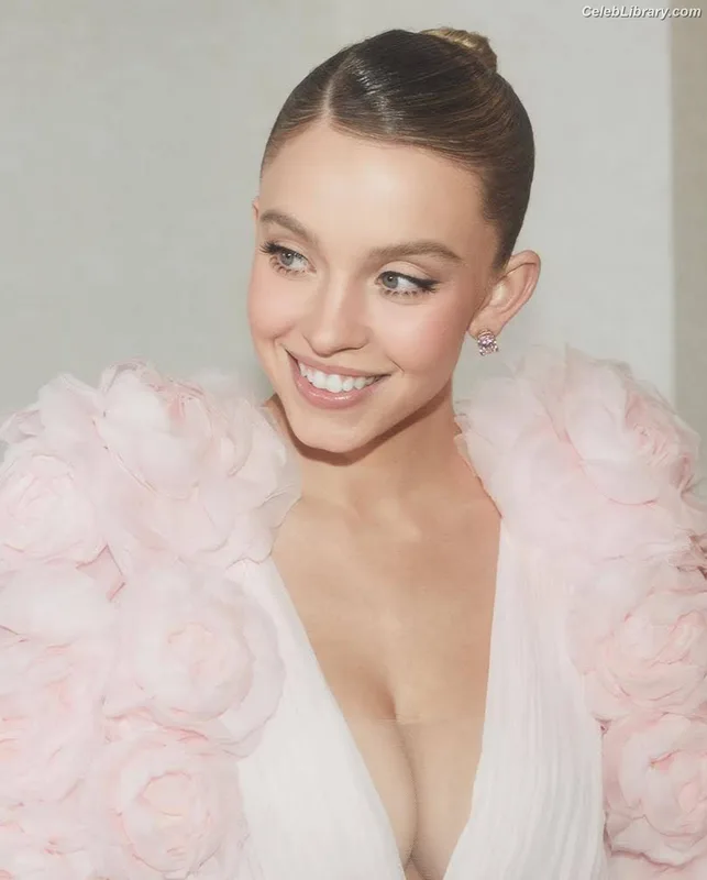 Sydney Sweeney photo 16 of 12007