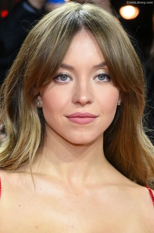 Sydney Sweeney photo 18 of 12007