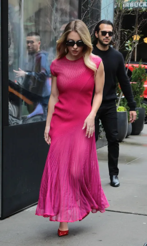 Sydney Sweeney photo 16 of 12007