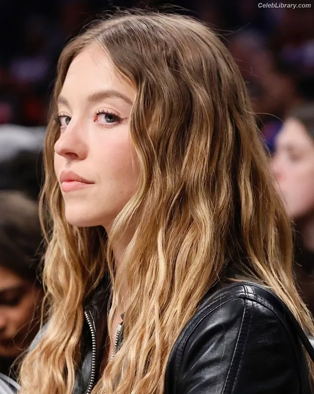 Sydney Sweeney photo 3 of 12007