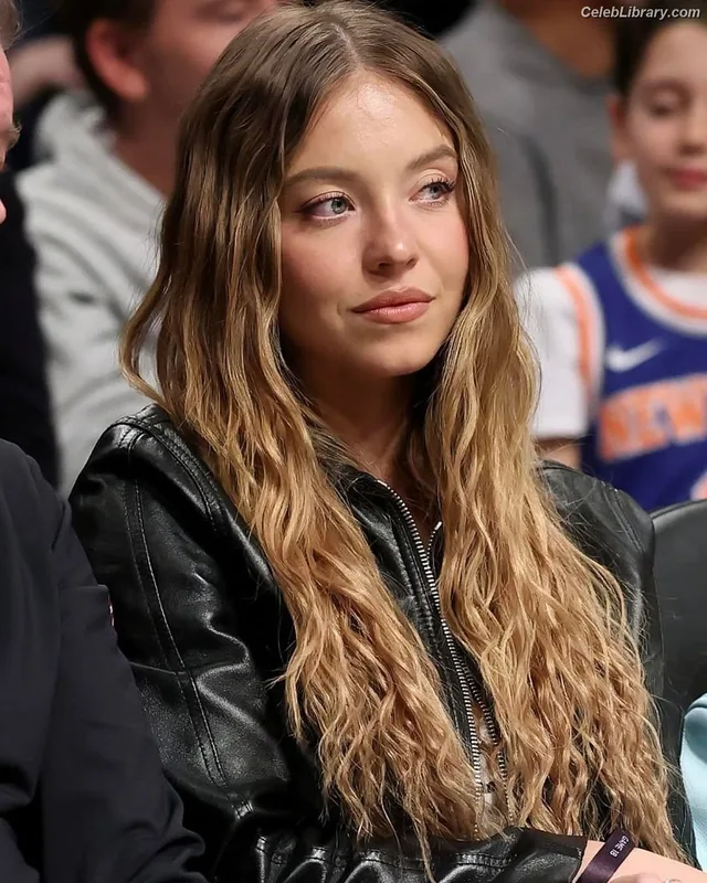 Sydney Sweeney photo 7 of 12007