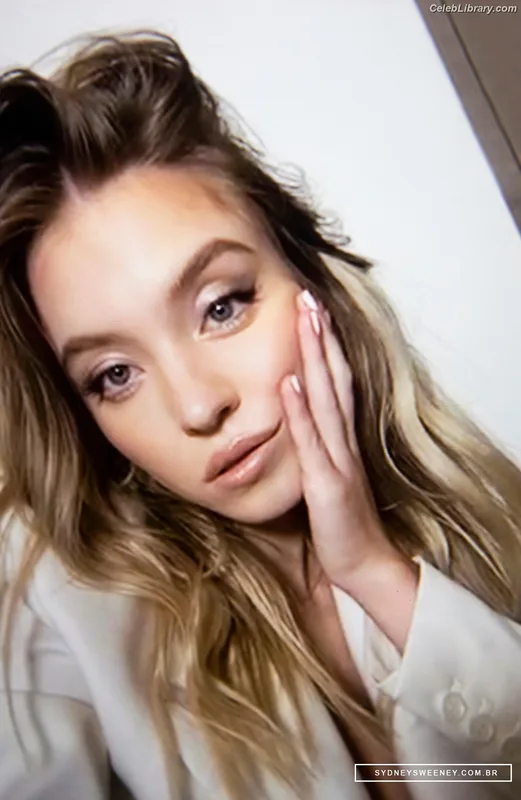 Sydney Sweeney photo 3 of 12007
