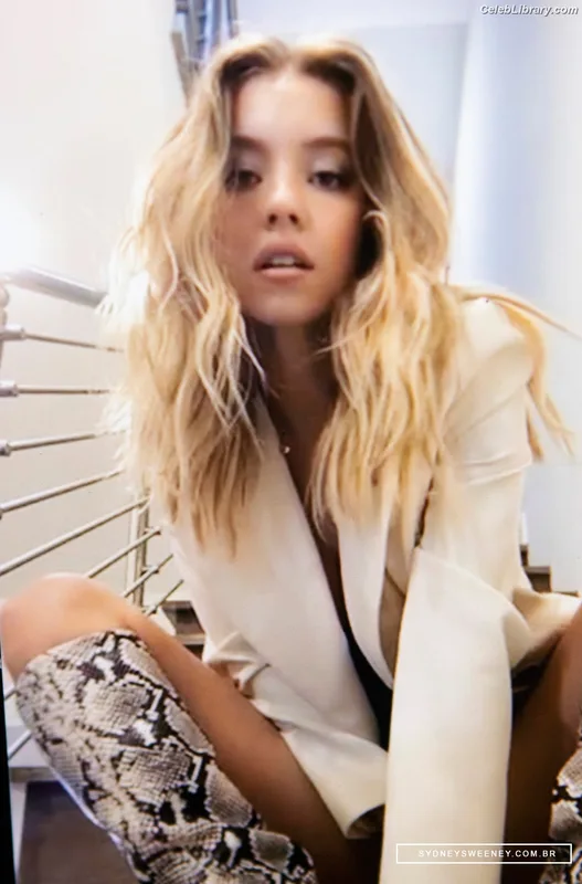 Sydney Sweeney photo 7 of 12007
