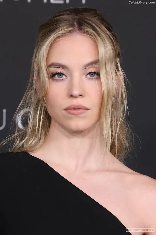Sydney Sweeney photo 7 of 12007