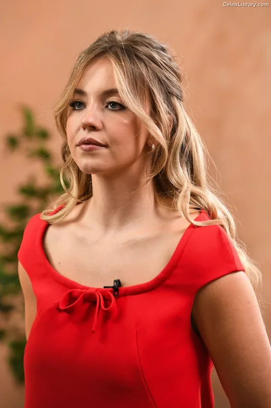 Sydney Sweeney photo 13 of 12007