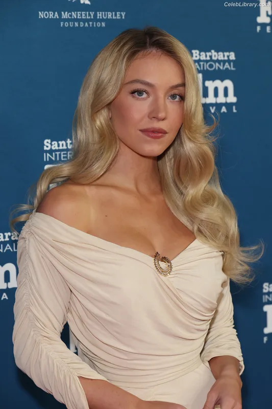 Sydney Sweeney photo 24 of 12007