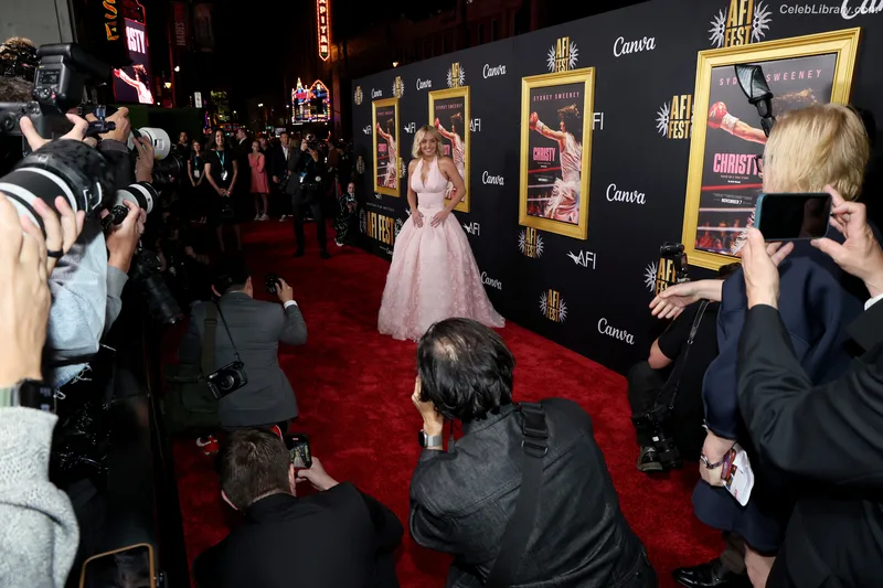 Sydney Sweeney photo 14 of 12007