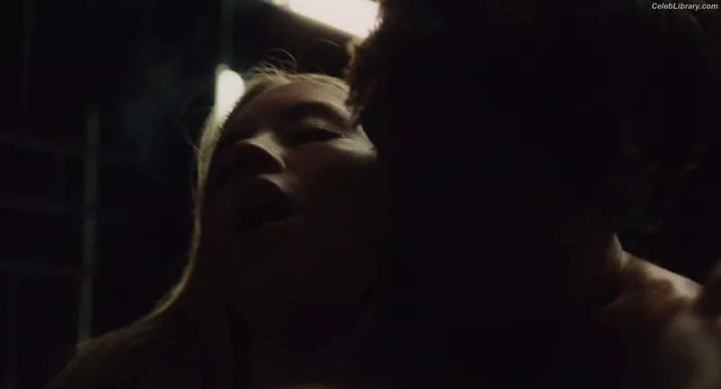 Sydney Sweeney photo 17 of 12007