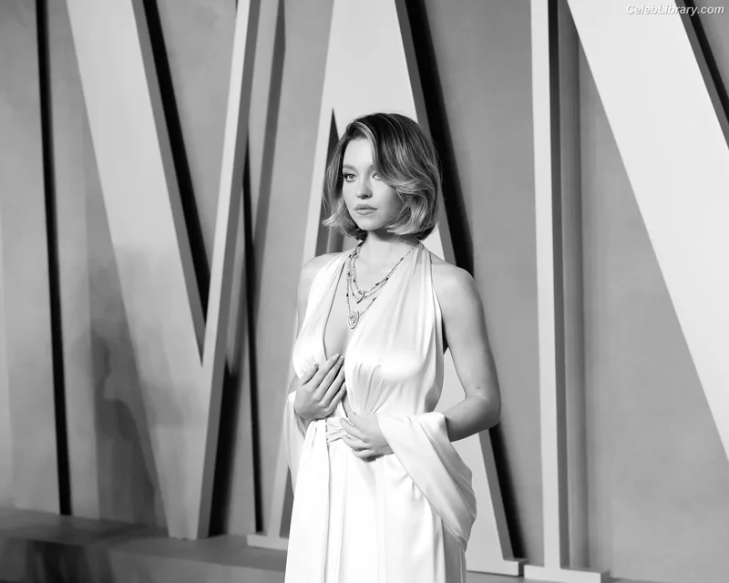 Sydney Sweeney photo 15 of 12007