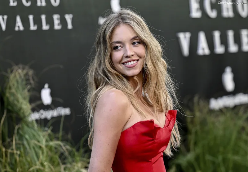 Sydney Sweeney photo 3 of 12007
