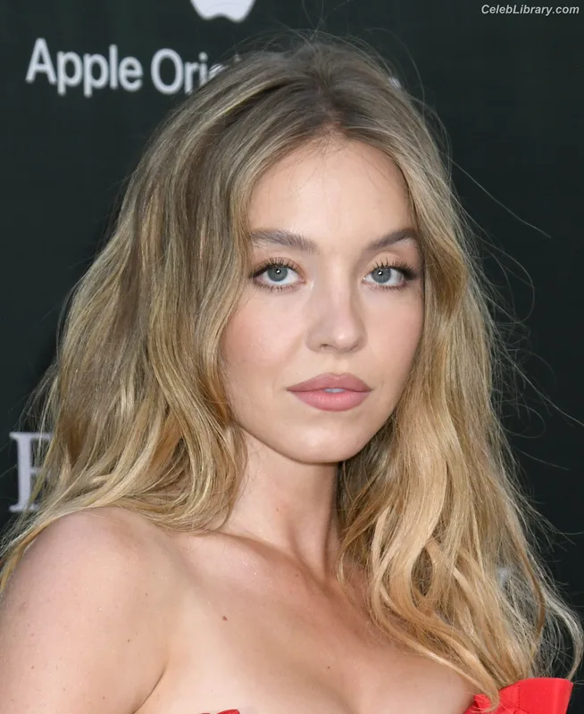 Sydney Sweeney photo 12 of 12007
