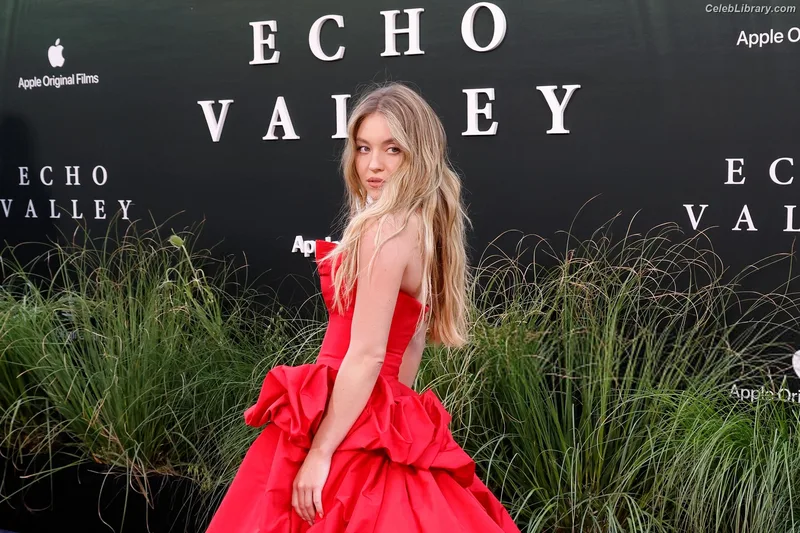 Sydney Sweeney photo 4 of 12007
