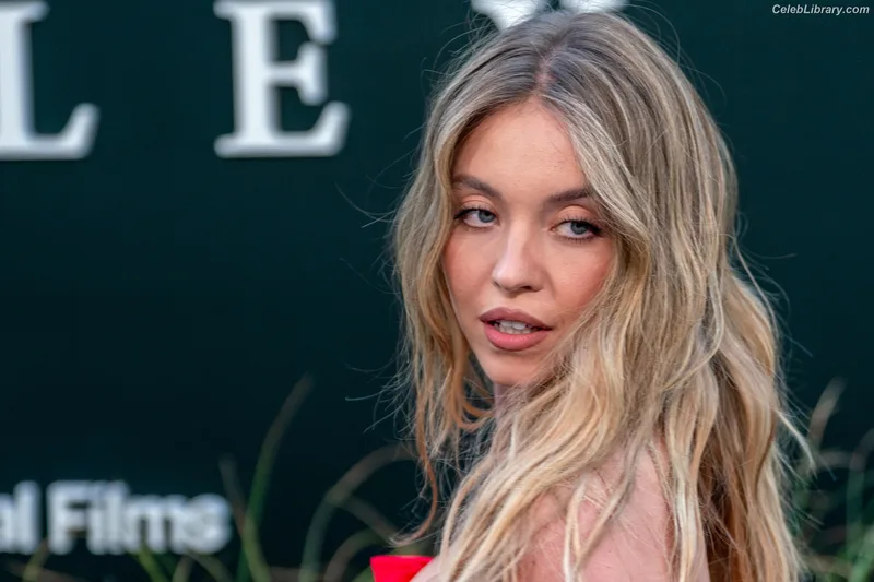 Sydney Sweeney photo 10 of 12007