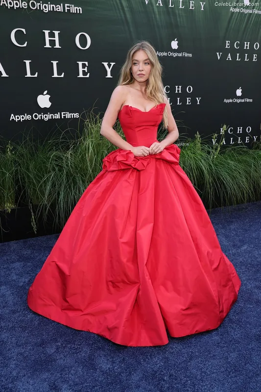 Sydney Sweeney photo 18 of 12007
