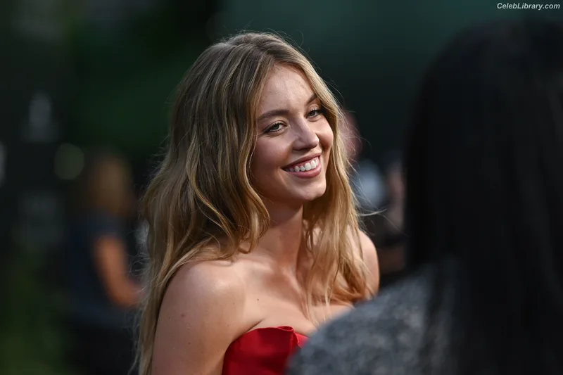 Sydney Sweeney photo 8 of 12007