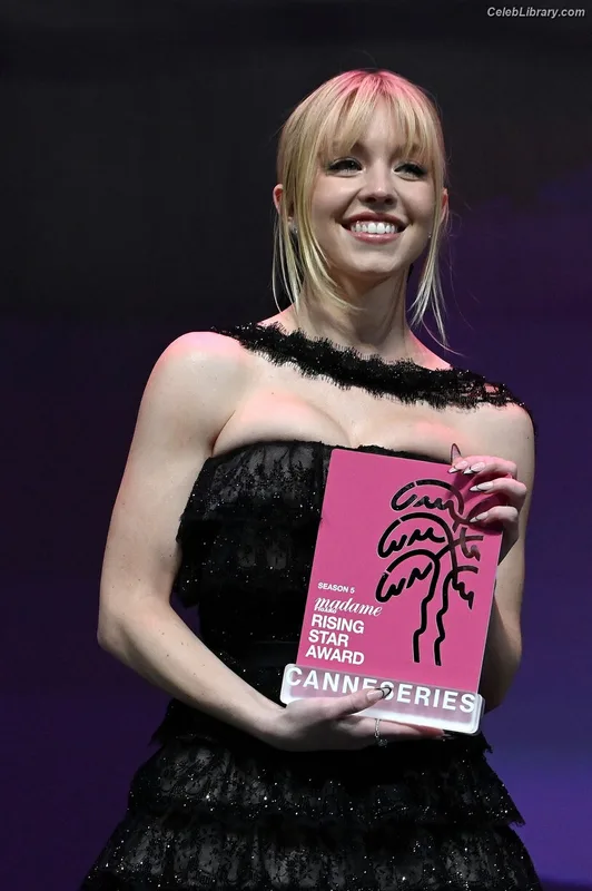 Sydney Sweeney photo 2 of 12007