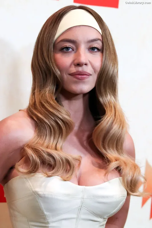 Sydney Sweeney photo 14 of 12007