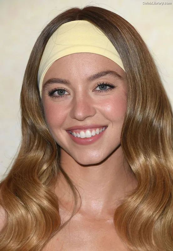 Sydney Sweeney photo 15 of 12007