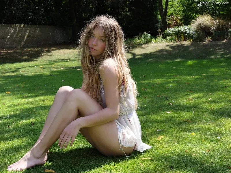 Sydney Sweeney photo 3 of 12007