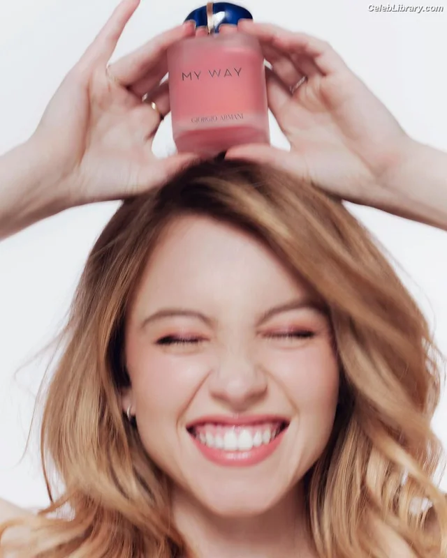 Sydney Sweeney photo 13 of 12007