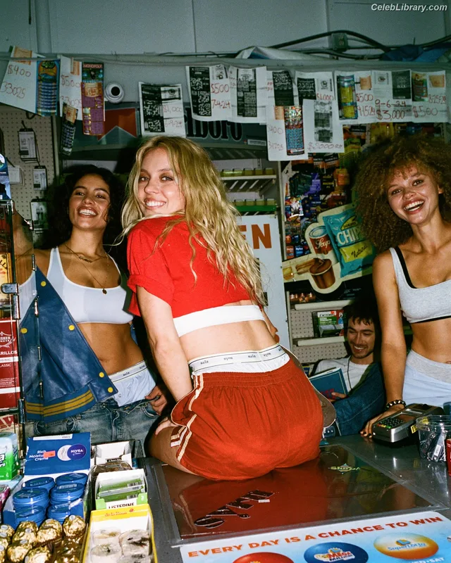 Sydney Sweeney photo 7 of 12007