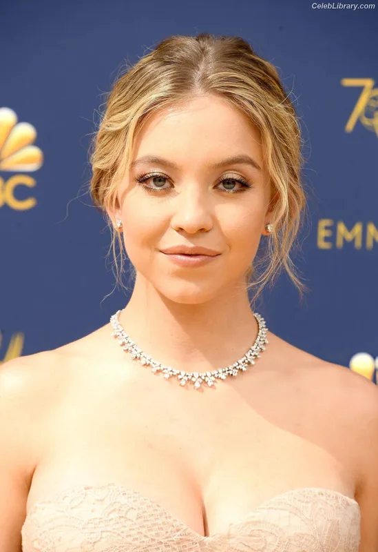 Sydney Sweeney photo 15 of 12007