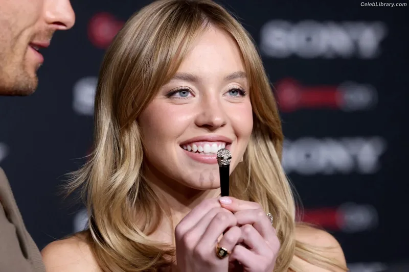 Sydney Sweeney photo 7 of 12007