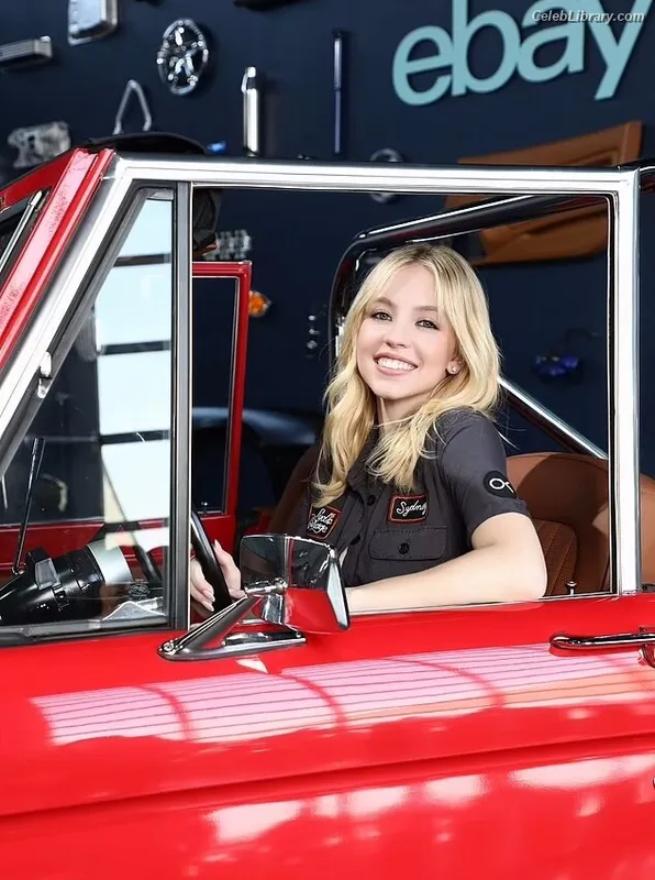 Sydney Sweeney photo 17 of 12007